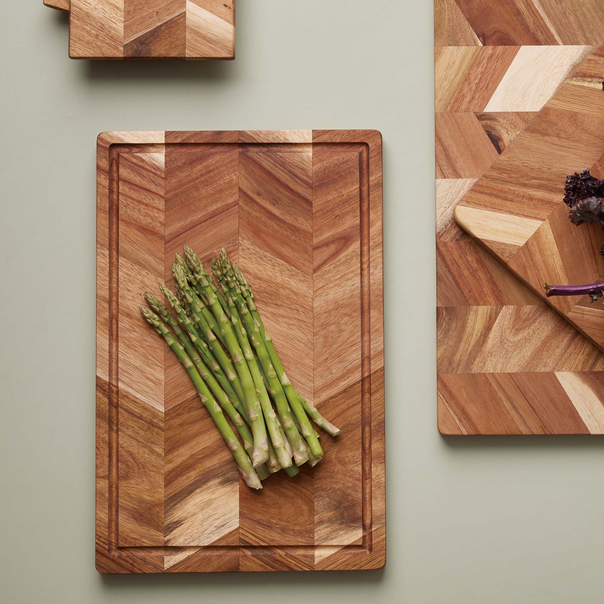 Acacia cutting board with juice groove | Natural