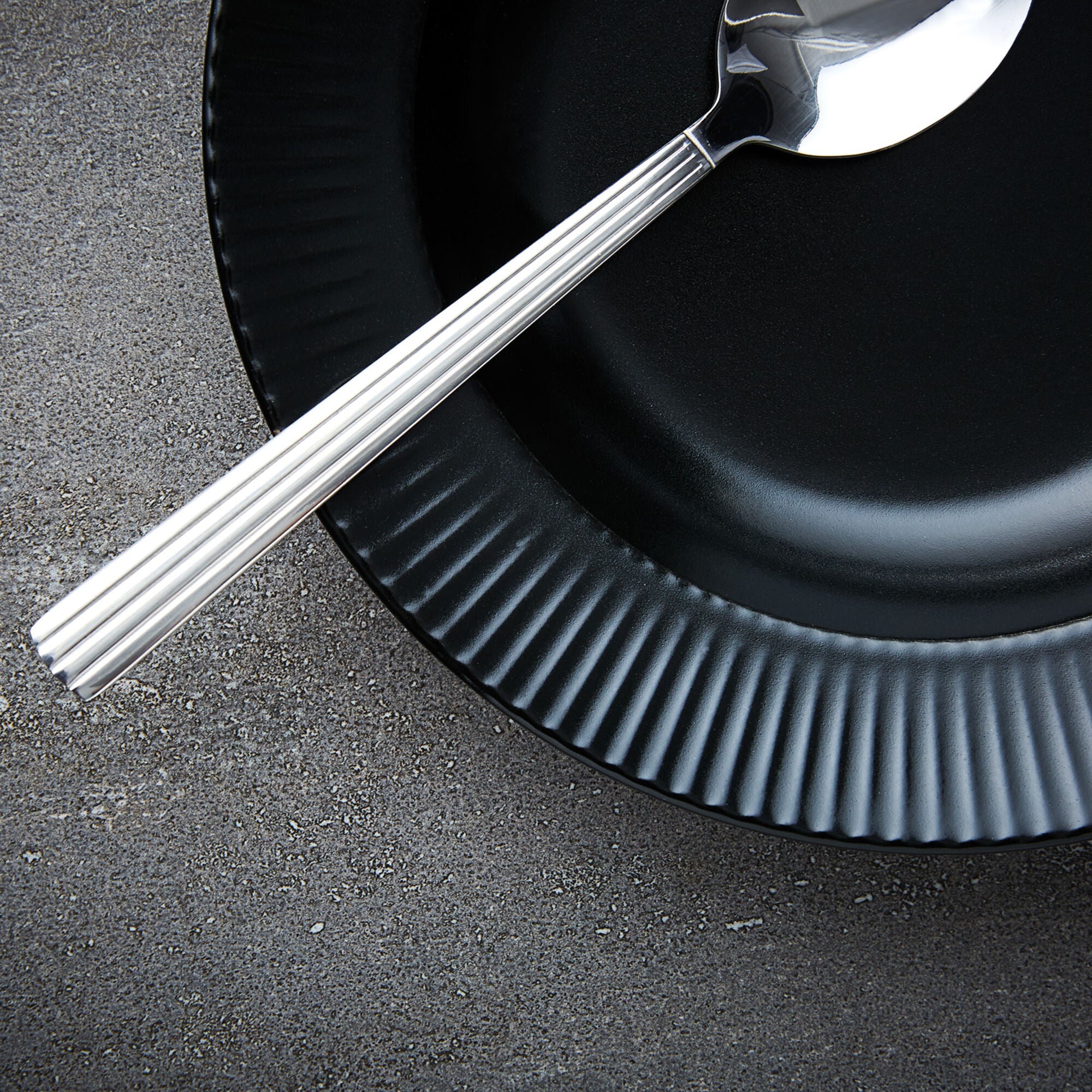 Groovy soup plate | Black