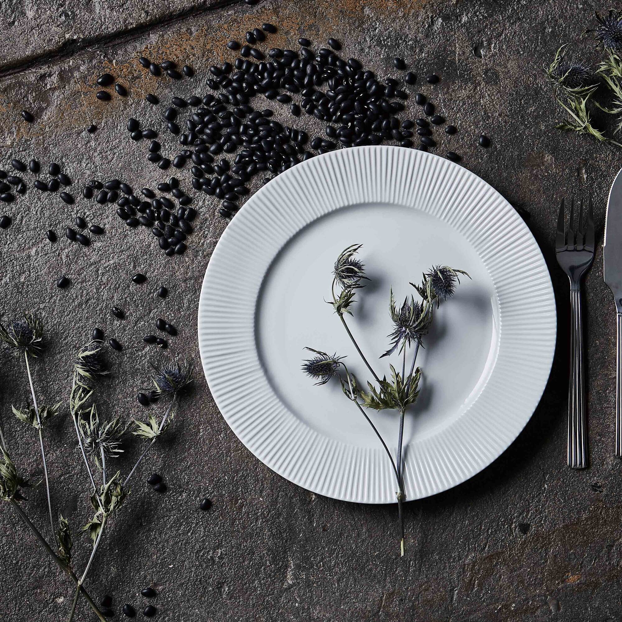 Groovy porcelain dinner plate | White