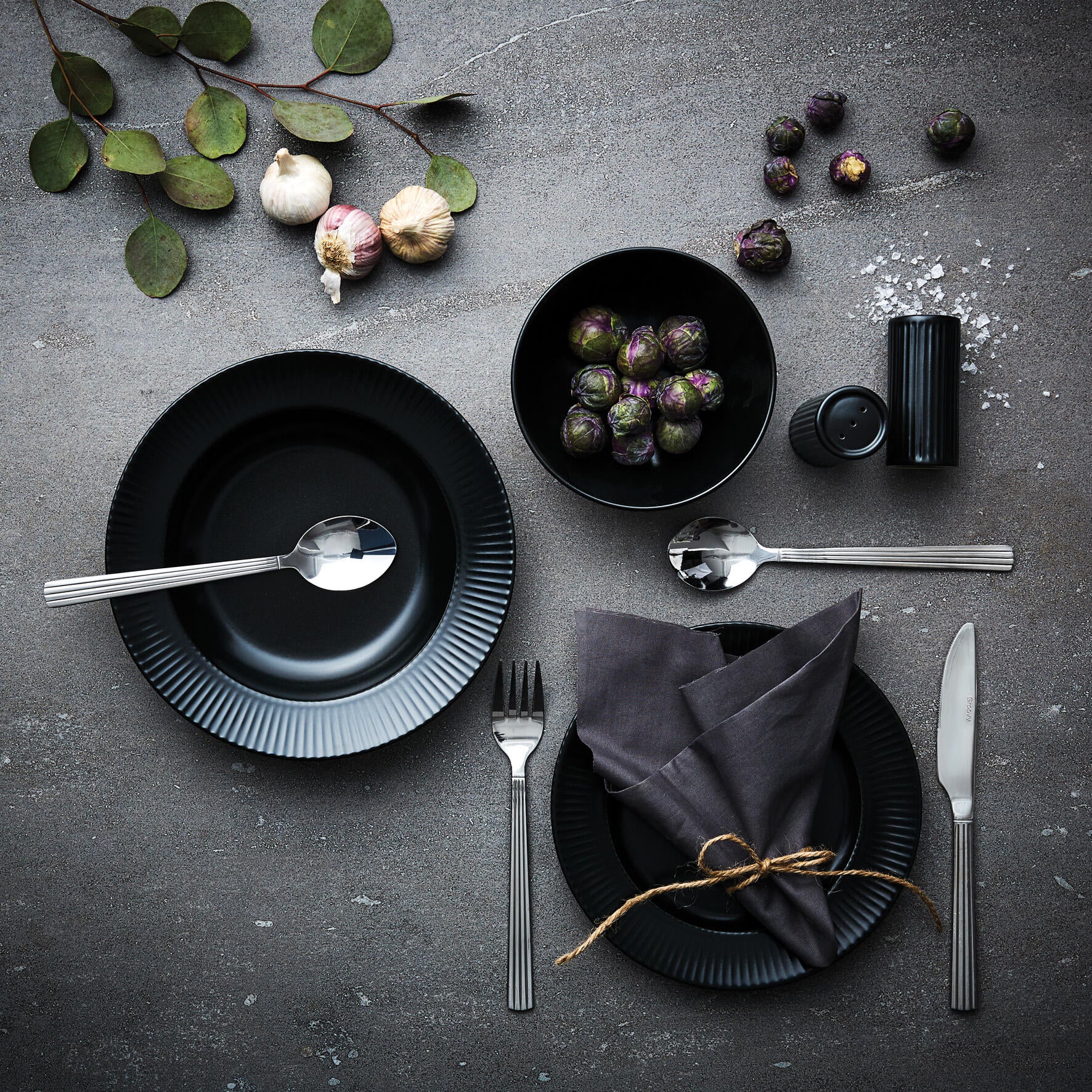 Groovy soup plate | Black