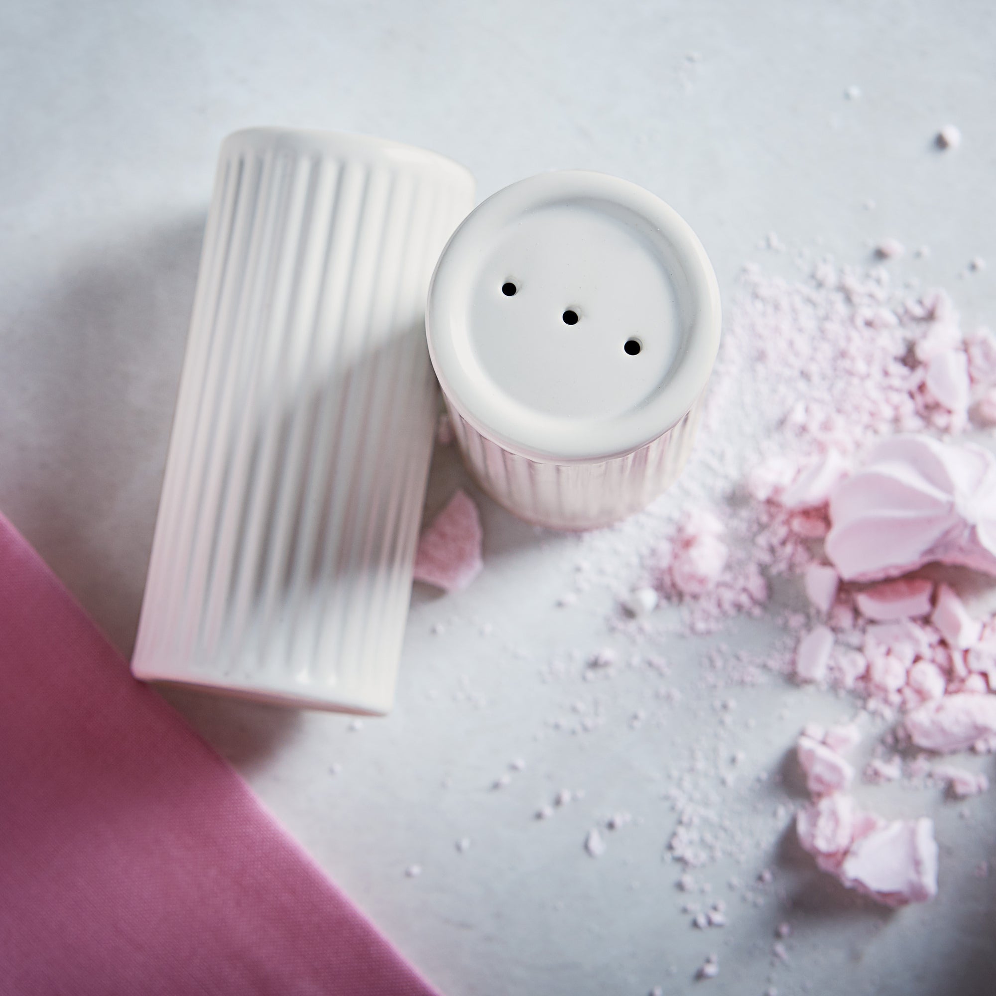 Groovy salt and pepper set 2 pieces | White