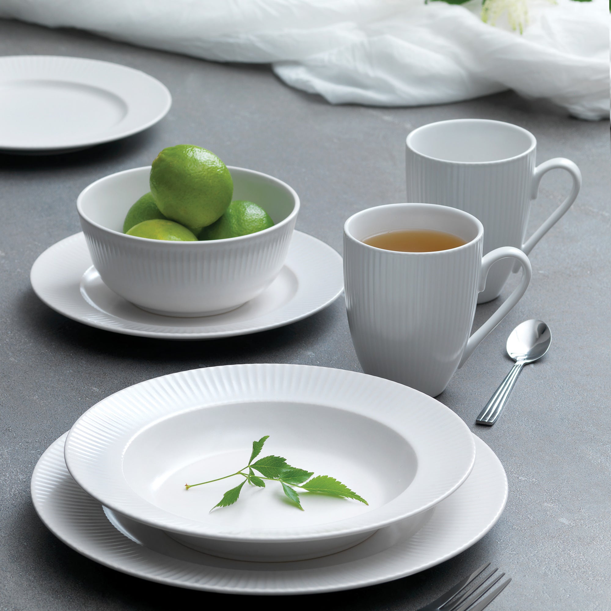 Groovy porcelain bowl | White
