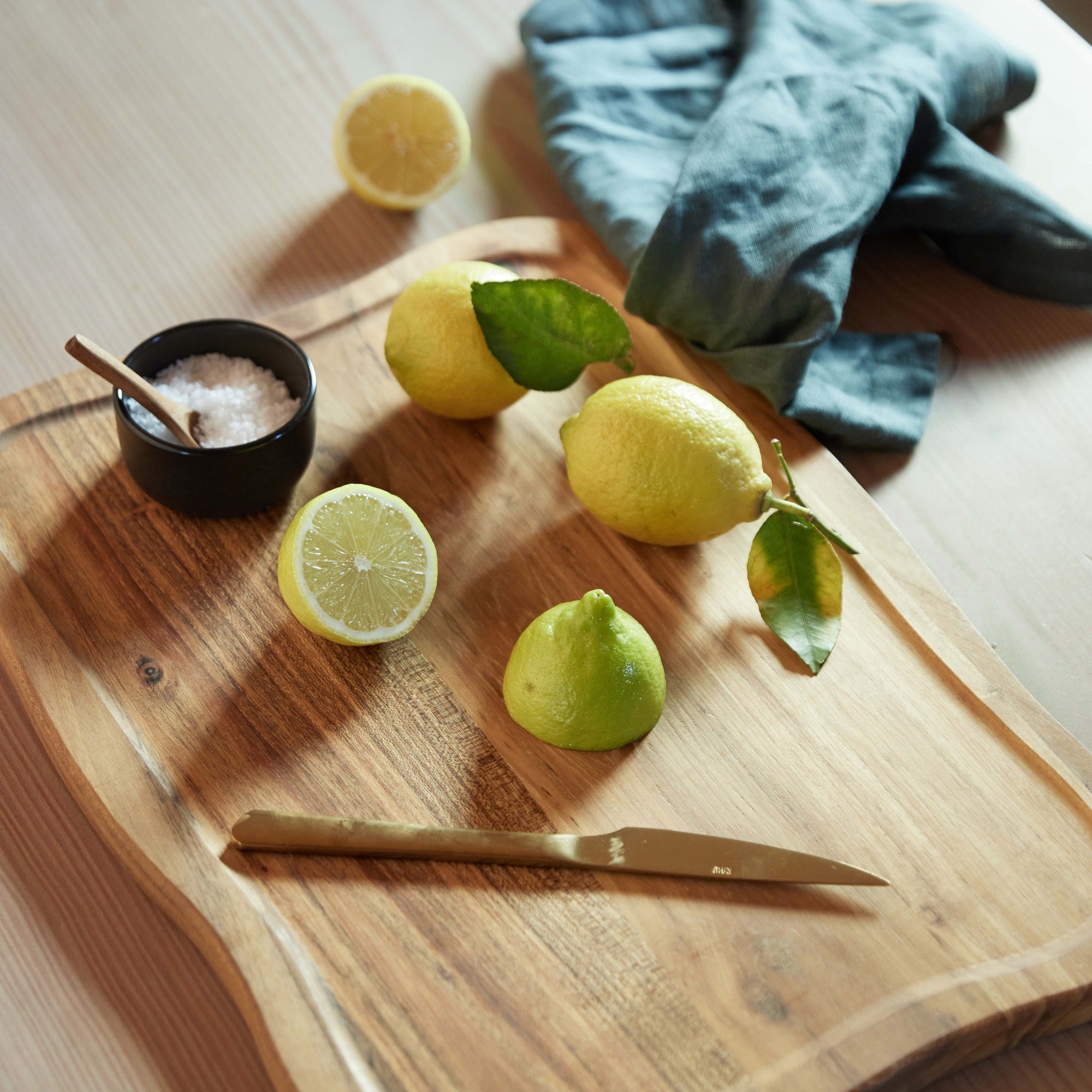 RAW Teak cutting board with juice groove 45 x 33 cm | Natural