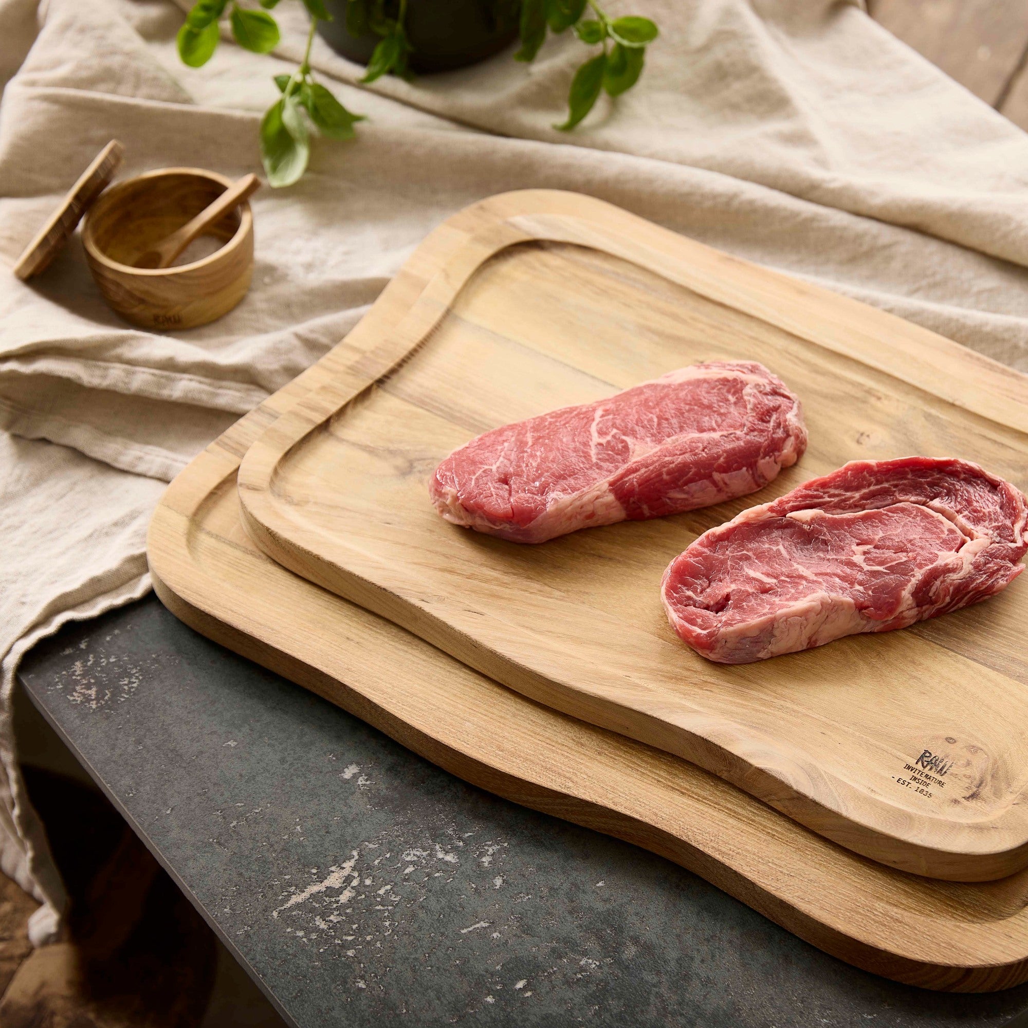 RAW Teak cutting board with juice groove 40 x 26 cm | Natural