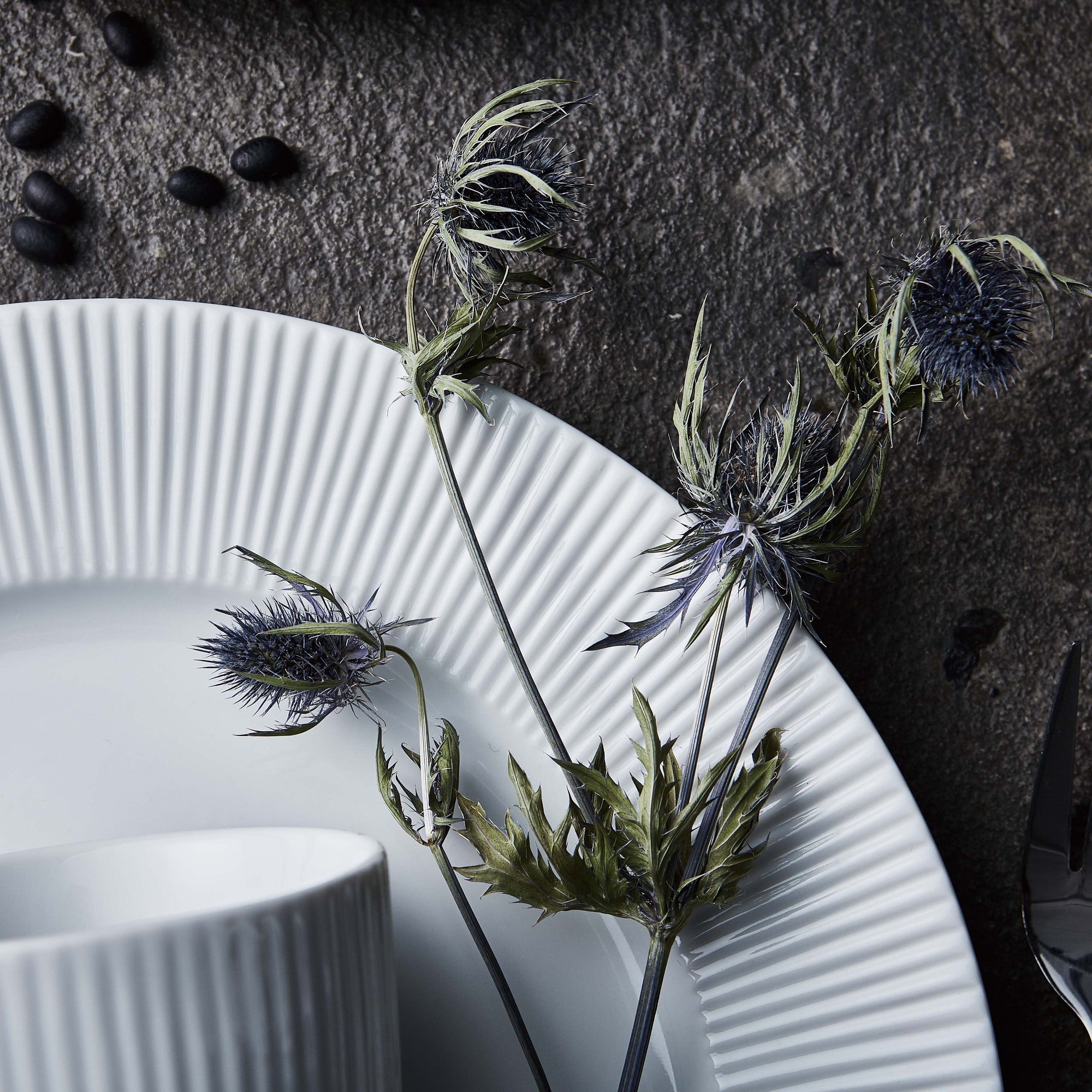 Groovy porcelain dinner plate | White