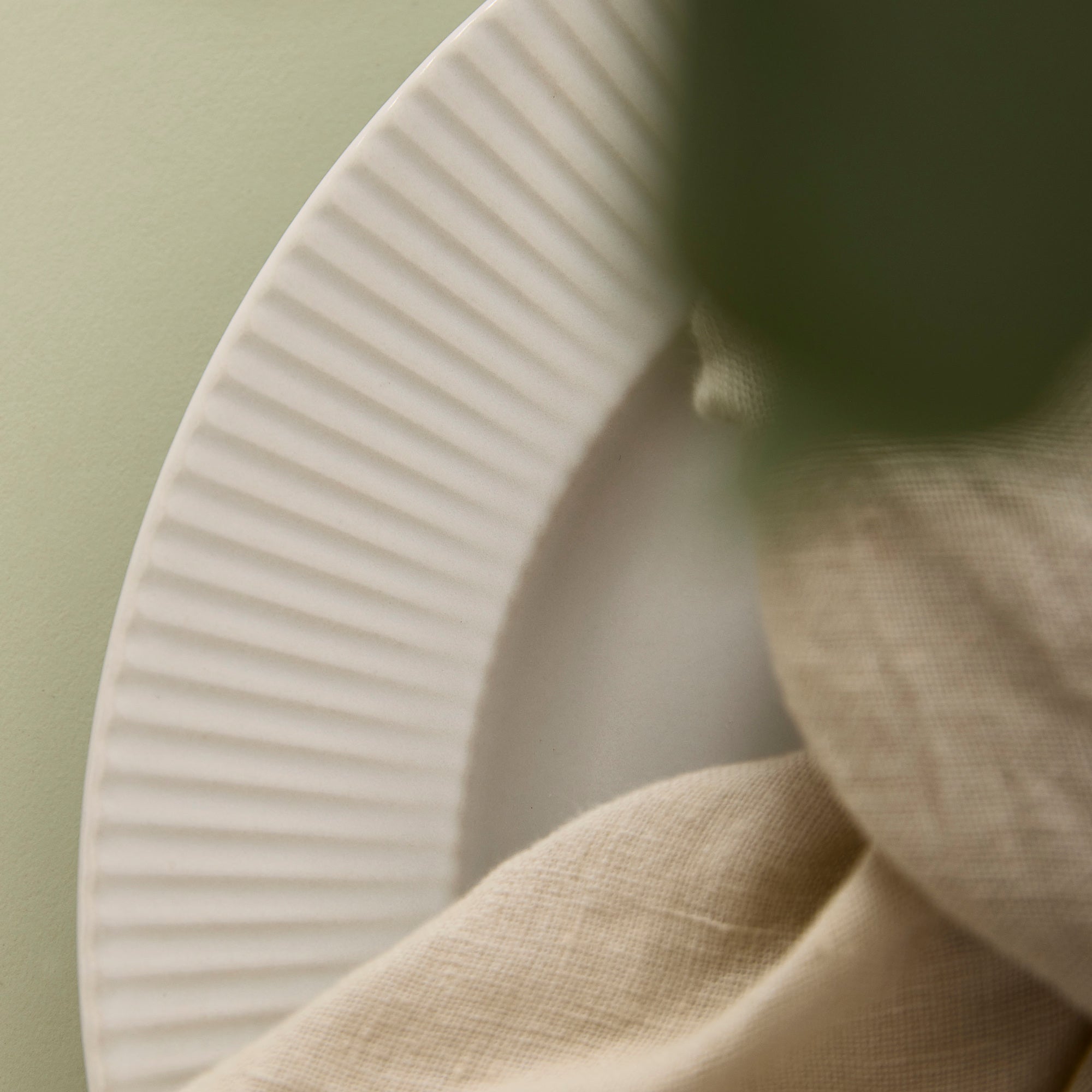 Groovy dinner plate | White