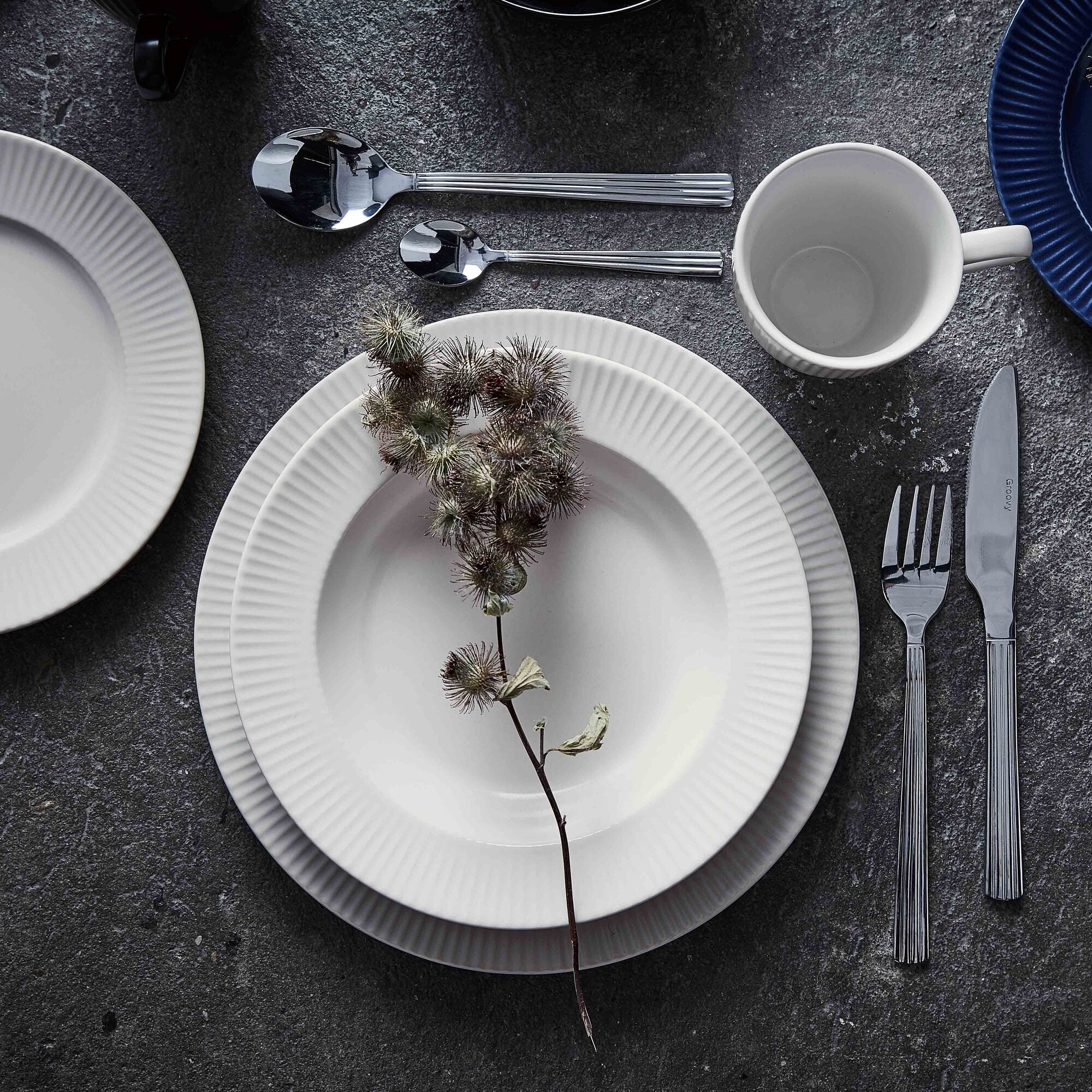 Groovy dinner plate | White