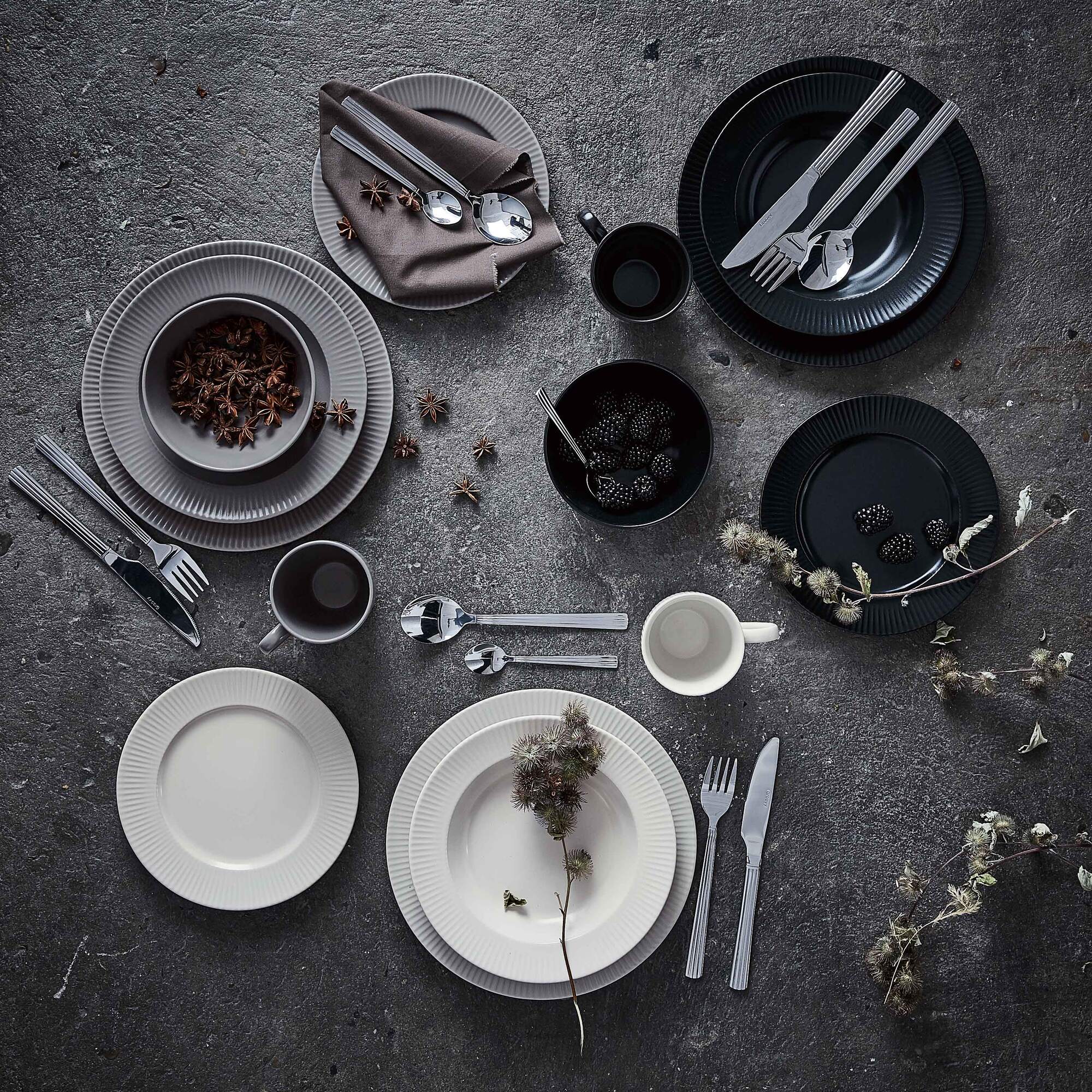 Groovy dinner plate | White