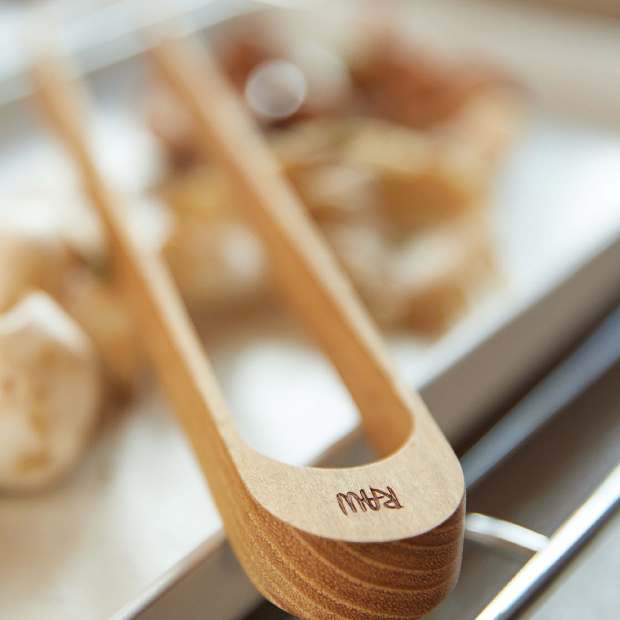 RAW Teak tong | Natural