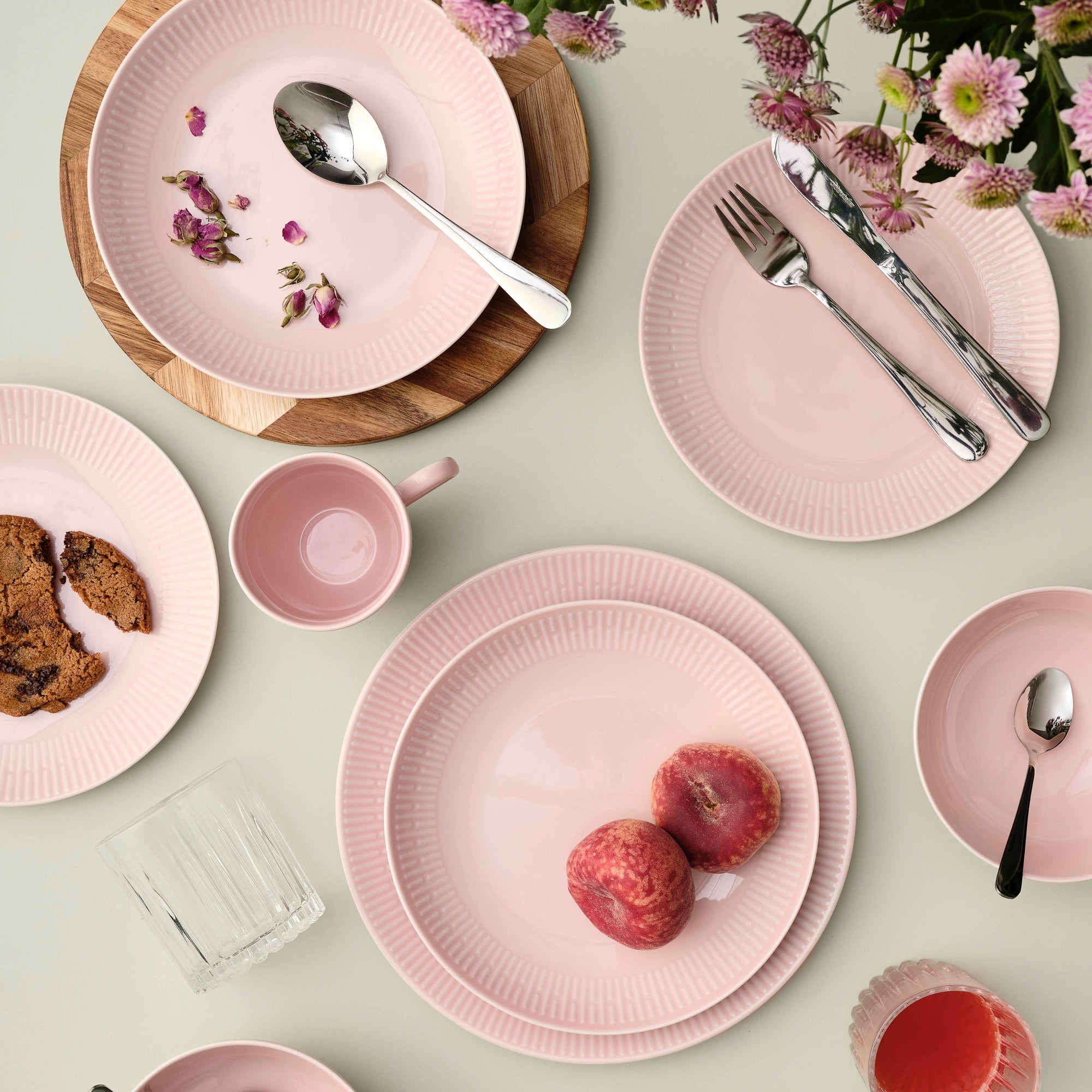 Relief dinner plate | Rosa
